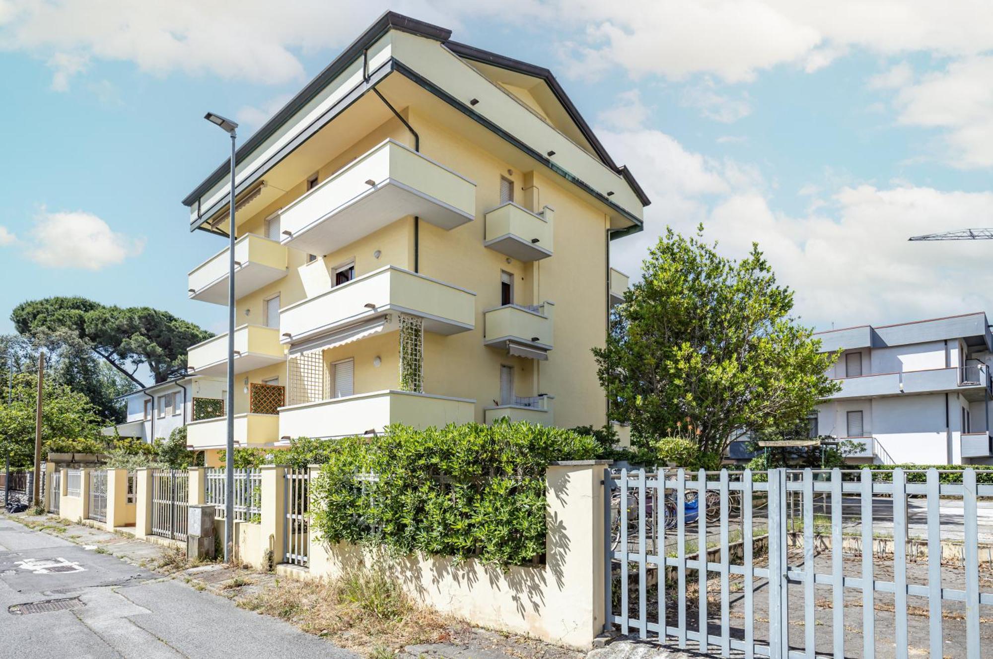 Comfy Apartment With Private Parking Near The Beach! Viareggio Esterno foto